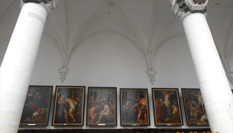 Двенадцать мраморных колонн церкви несут на себе статуи апостолов, работы Михаэля ван дер Ворта, выполненные в 1700-20 годах.