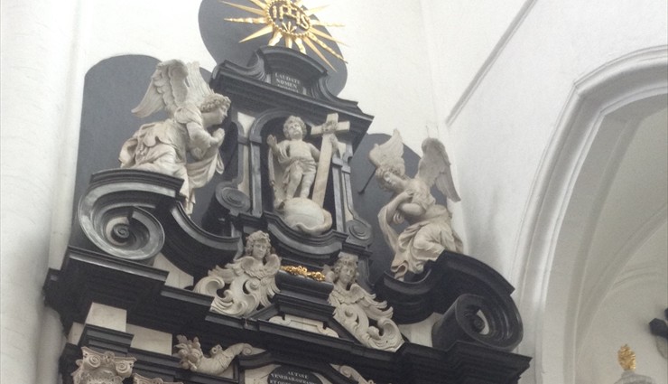 Ещё один алтарь, который мы наблюдаем в глубине храма, это Розенкранцалтарь — работы Себастьяна де Неве.