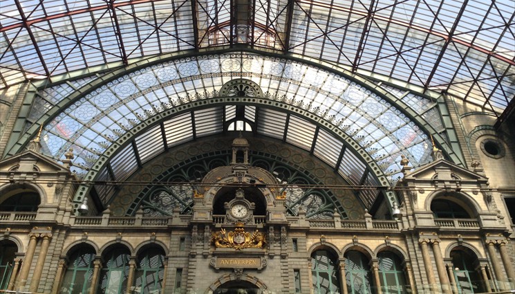Антверпен-Центральный (Antwerpen Centraal) — главный железнодорожный вокзал Антверпена, а также одна из достопримечательностей города