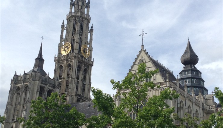 Там, где сегодня стоит Кафедральный собор Антверпена , в 12 веке располагалась маленькая часовенка