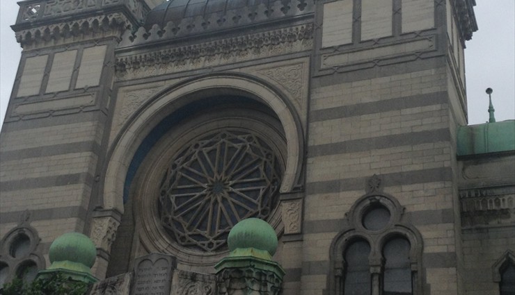 Интерьер синагоги — в испано-арабском стиле