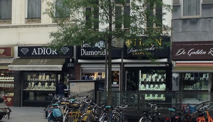 Огранка алмазов в конце XIX в. стала их основным занятием и Антверпен с тех пор — главный мировой центр обработки и торговли бриллиантами