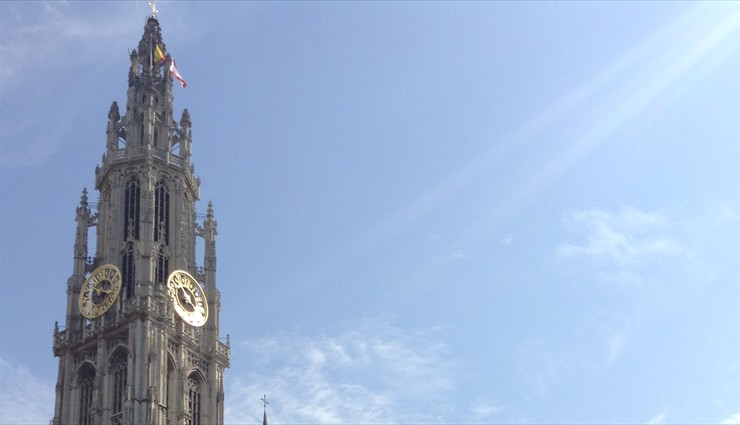 Там, где сегодня стоит Кафедральный собор Антверпена, в 12 веке располагалась маленькая часовенка