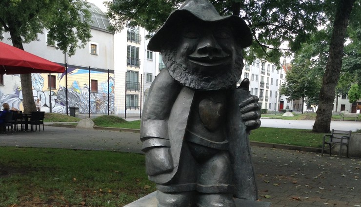 В скверике около улицы Sint-Jacobsmarkt стоит памятник - Малленькому человеку с большим сердцем