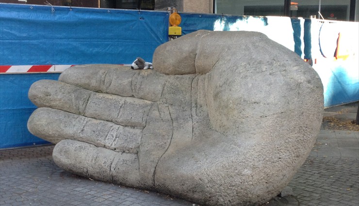 В конце улицы Meir находится скульптура «Ладонь Антигона»