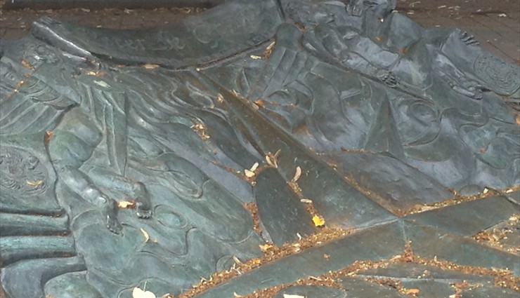 Фигура стоит на необычном подиуме – бронзовом круге, уподобленном печати