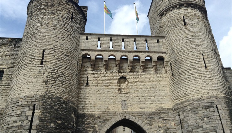 Замок Стен в Антверпене в переводе буквально означает «камень»