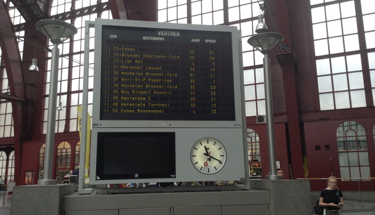 Уточняем на мониторе время и платформу отправления поезда на Южный вокзал Антверпена