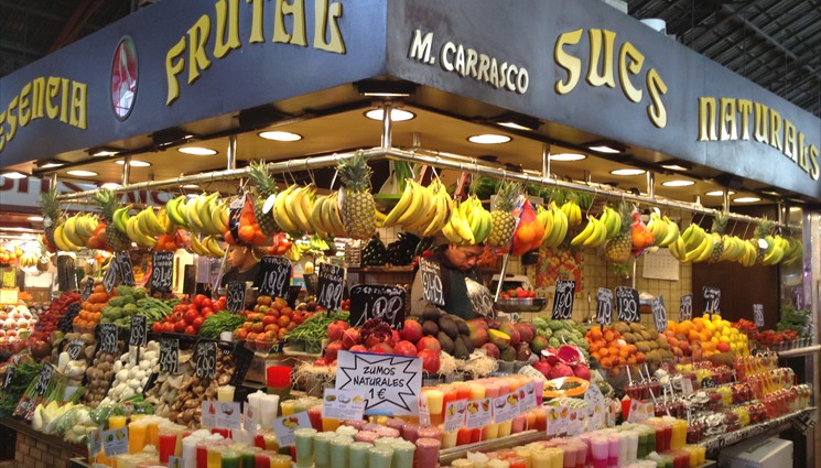 На рынке - много хамона, различного мяса, фруктов и море продуктов