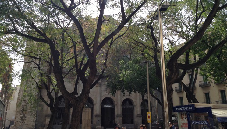 Далее по улице мы увидим церковь, которая называется Church Sant Agustí