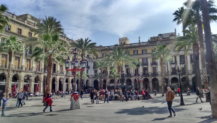 Площадь была построена в XIX веке по проекту Франсеска Даниэля Молина и Касамахо