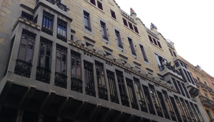 Городской жилой дом, построенный Гауди по заказу почитателя его таланта, каталонского промышленника Эусеби Гуэля.