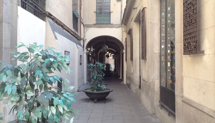 Прямо рядом с Музеем восковых фигур Барселоны, Вы найдете кафе - El Bosc de les Fades