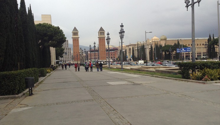 Выходим на площадь и проходим Венецианские Башни, двигаясь к Национальному музею искусства Каталонии
