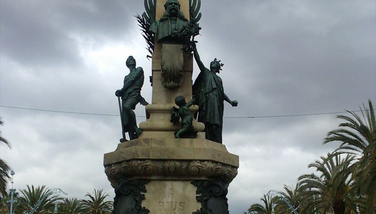 На пересечении аллеи и улицы Passeig de Pujades стоит скульптура мэра Барселоны Франсеска де Паула Риус-и-Таул