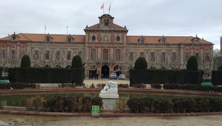Практически в центре Парка Сьютаделья, в бывшем арсенале форта, размещается региональный парламент Каталонии (Parliament of Catalonia).