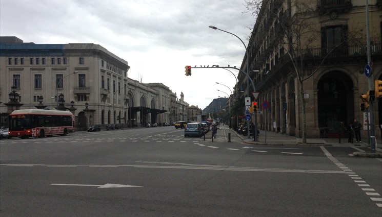 И идем вдоль улицы -Av. del Marquès de l'Argentera. Впереди мы видим памятник Колумбу