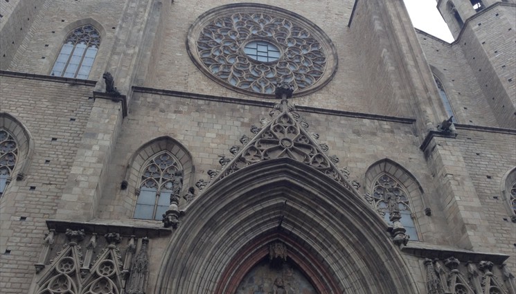 Санта-Мария-дель-Мар — одна из немногих сохранившихся достроенных каталонских готических  церквей, сохранившихся до наших дней, находится в районе Борн-Рибера.