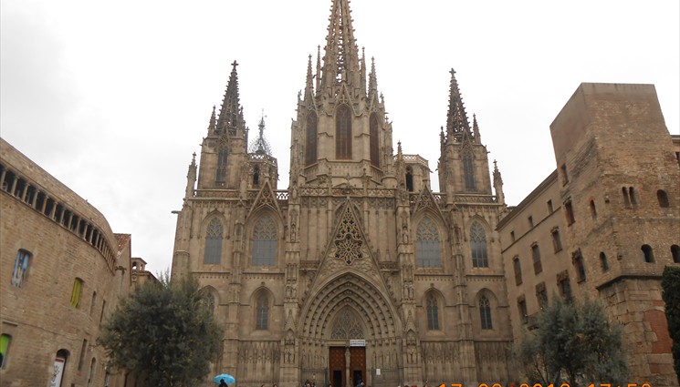 Кафедральный собор Барселоны — одно из самых красивых и традиционных зданий Барселоны, выполненных в готическом стиле с элементами каталонской культуры.