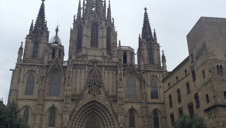 Поразит вас и внутреннее убранство Кафедрального собора Барселоны — скульптура Христа, украшавшая, по преданию, нос галеры каталонского флота, 13 белых гусей