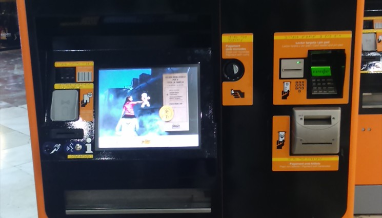 В кассовой зоне RENFE находим автомат по продаже билетов.