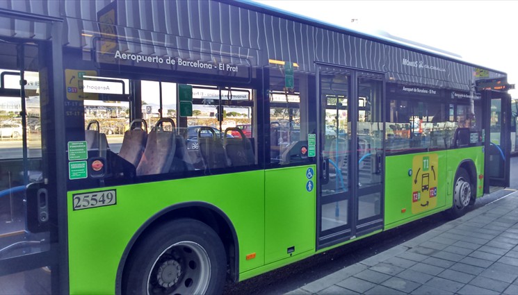 А вот и наш зеленый, бесплатный автобус для трансфера в терминал Т2В