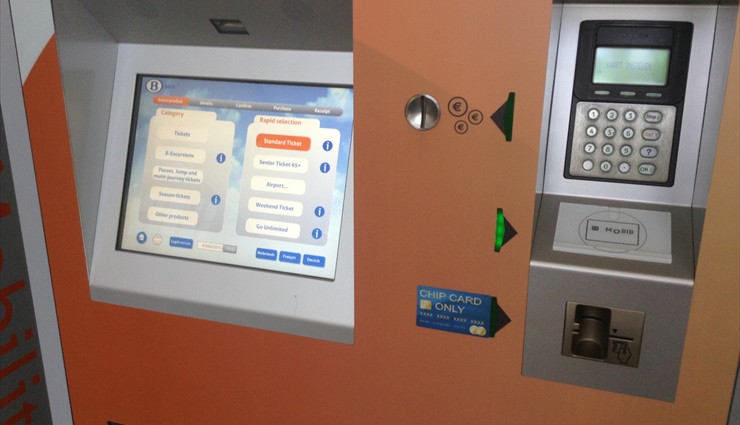 Автомат по продаже билетов на поезд (принимает банковские карты)