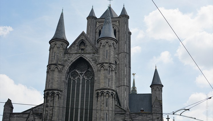 В соборе Святого Бавона хранится знаменитый шедевр Жана Ван Эйка «Поклонение агнцу».