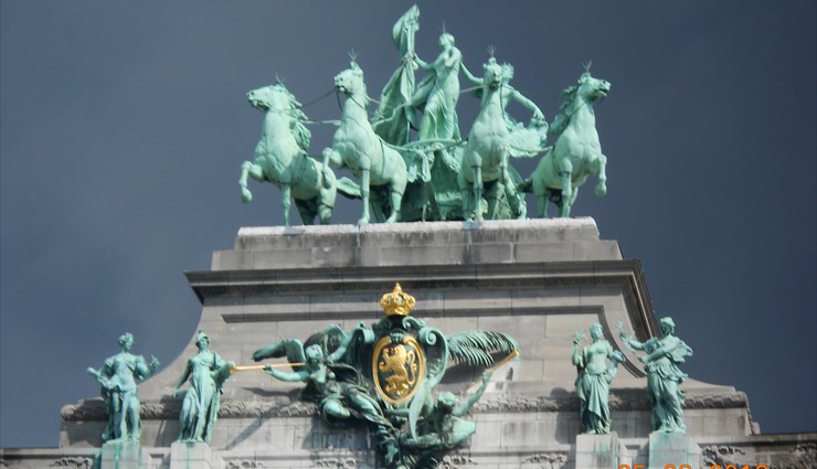 Триумфальная арка с тремя проходами украшена несколькими статуями, символизирующими бельгийские провинции