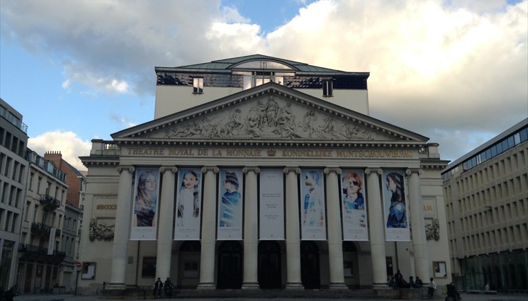 На следующей площади с левой стороны мы увидим Королевский оперный театр, Ла Монне