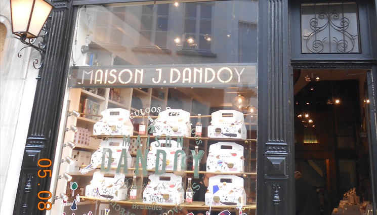 Через дорогу можно купить сладости в первом шоколадном магазине Брюсселя, Maison Dandoy