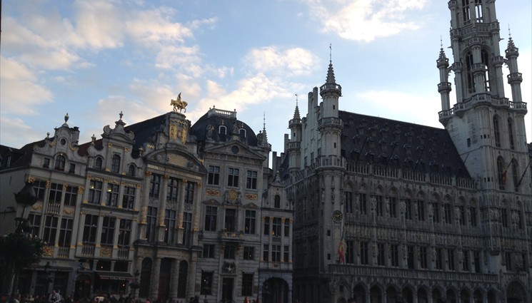 Гранд-плас - это историческая площадь в центре Брюсселя