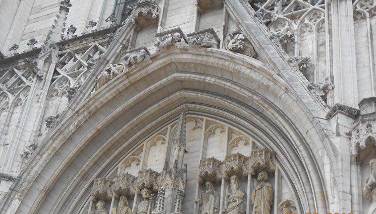 Главный фасад собора имеет четыре двери с тремя стрельчатыми порталами входов и скульптурами святых над ними