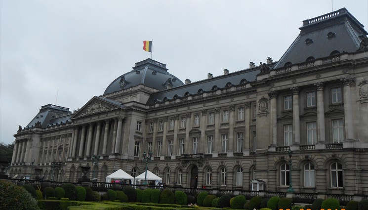 Королевский дворец в Брюсселе — официальная резиденция бельгийского монарха, расположенная в центре столицы в Брюссельском парке