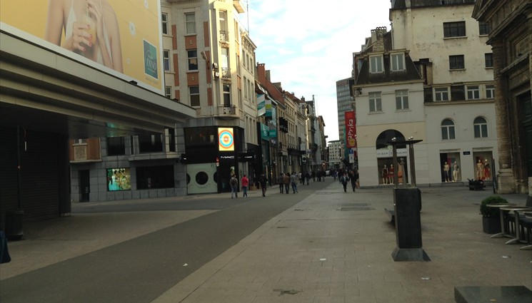 Эта улица (Rue Neuve) - главная торговая улица Брюсселя