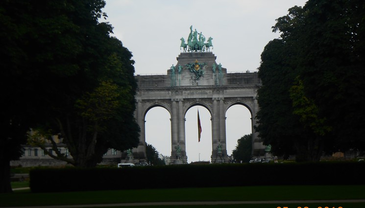 Главным элементом и входом в парк служит Триумфальная арка