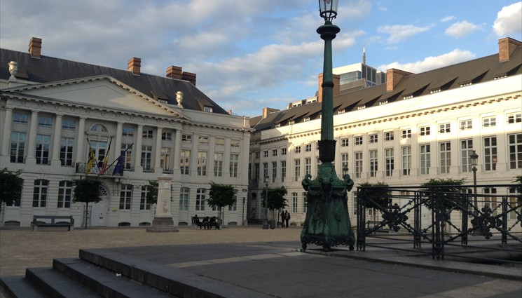 В их честь здесь установлен памятник бельгийского скульптора Виллема Гефса