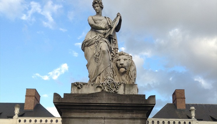 На широком постаменте высится статуя красивой женщины, олицетворяющей Свободу