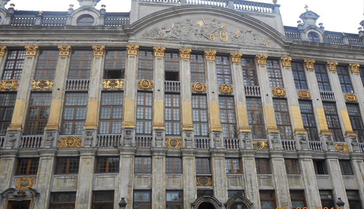 Название здания пошло от бюстов герцогов Брабантских, украшающих основания пилястров