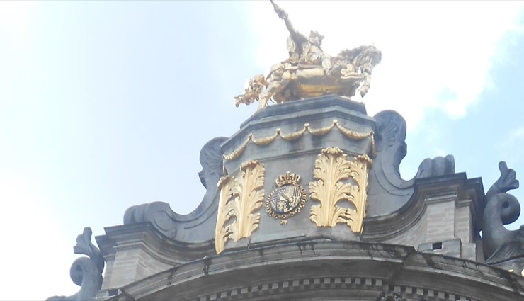 Фронтон здания венчает конная статуя Карла Лотарингского с жезлом в руке