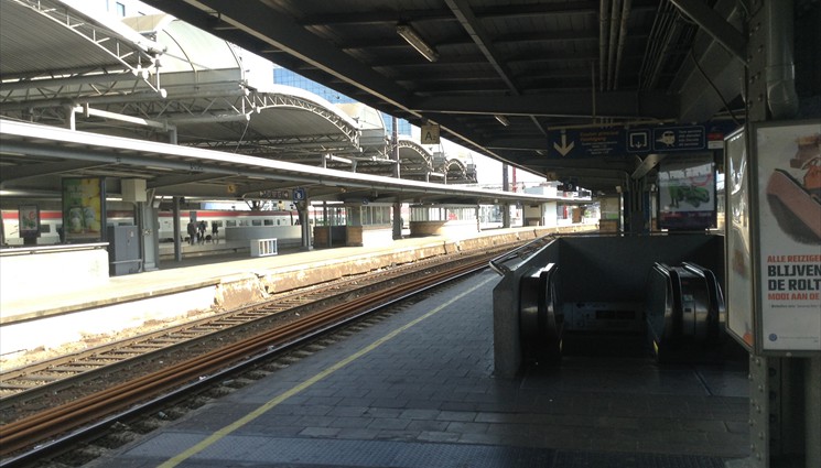 Станция метро Gare du Midi появилась в 1988 году и является частью 2-й и 6-й линий брюссельского метро, а также является остановкой для двух линий подземного трамвая.
