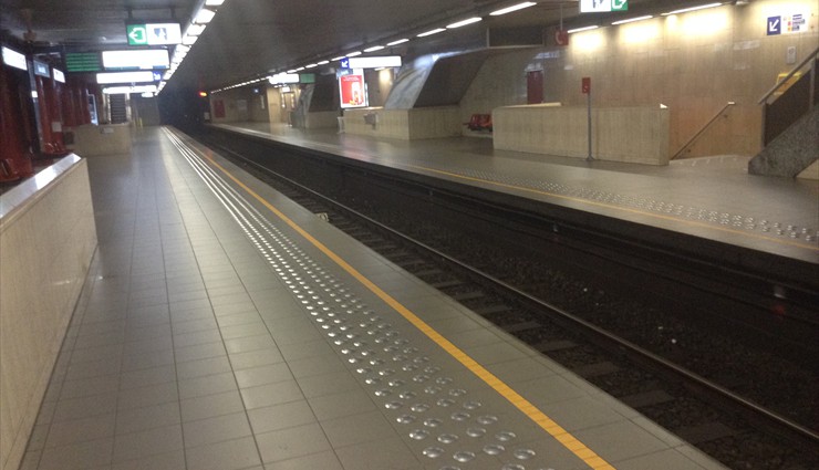 Выходим на  станции метро Южного вокзала - Gare du Midi (линии метро 2 и 6) и поднимаемся на вокзал