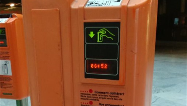 Чтобы прокомпостировать билет - засунем его в оранжевый автомат