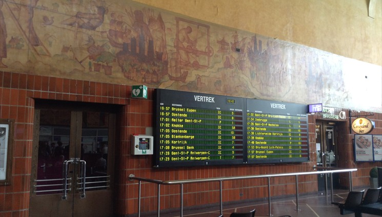 На информационном табло уточняем время прибытия поезда и платформу