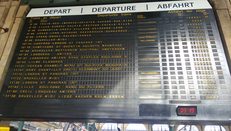 На информационном табло ищем свой поезд и платформу, с которой он отправляется