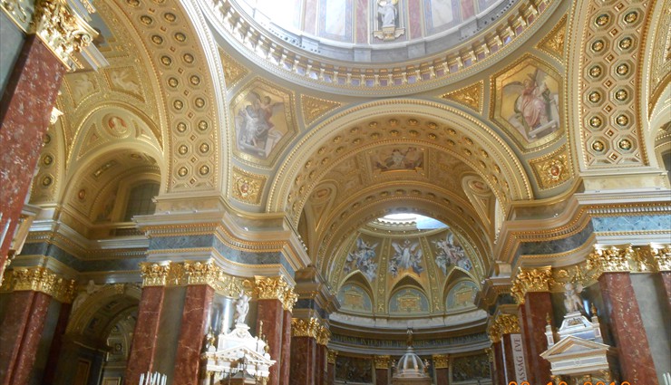 Внутри базилика выглядит очень красиво