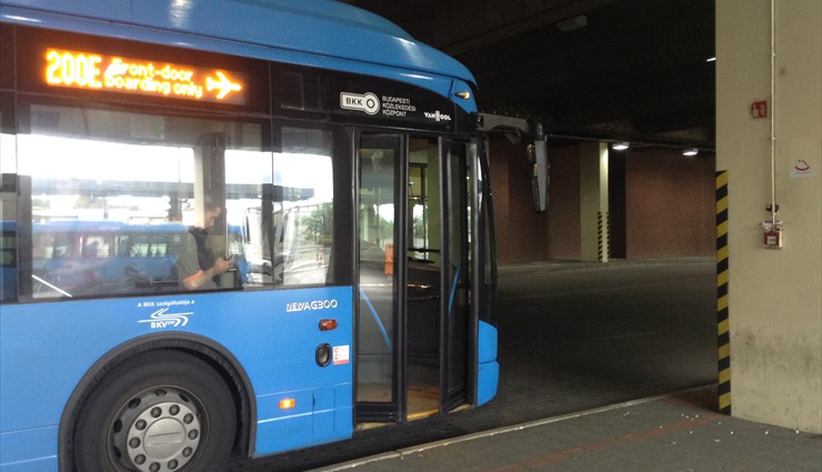 Из аэропорта в центр города проще всего добраться автобусом № 200Е