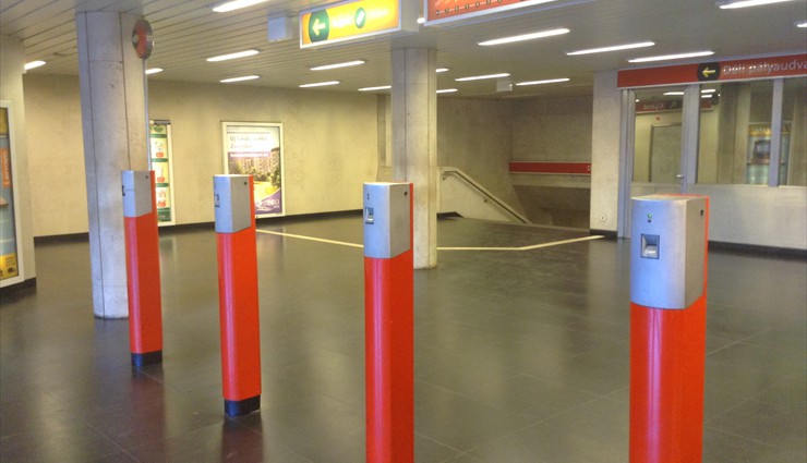 Городское метро имеет три ветки, пересекающиеся в центральной части города – это станция «Деак Ференц тер»