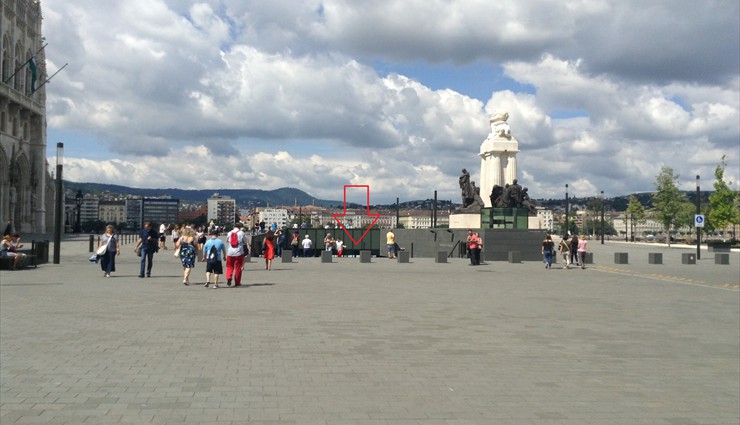 Рядом с памятником находится вход для посетителей Венгерского Парламента