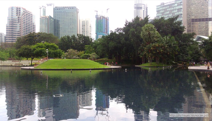 Здесь сосредоточенно большинство отелей Куала Лумпура, офисных комплексов, торговых центров